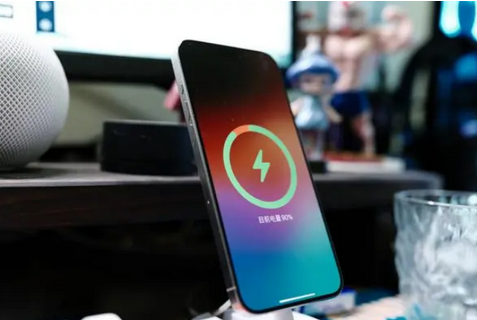 福安苹果15换屏服务分享用什么充电器给iPhone15充电更好 